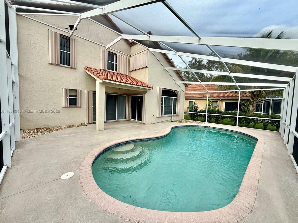 合同活跃: $489,000 (4 贝兹, 2 浴室, 1890 平方英尺)