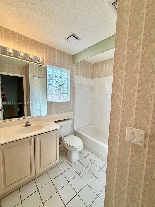 合同活跃: $489,000 (4 贝兹, 2 浴室, 1890 平方英尺)