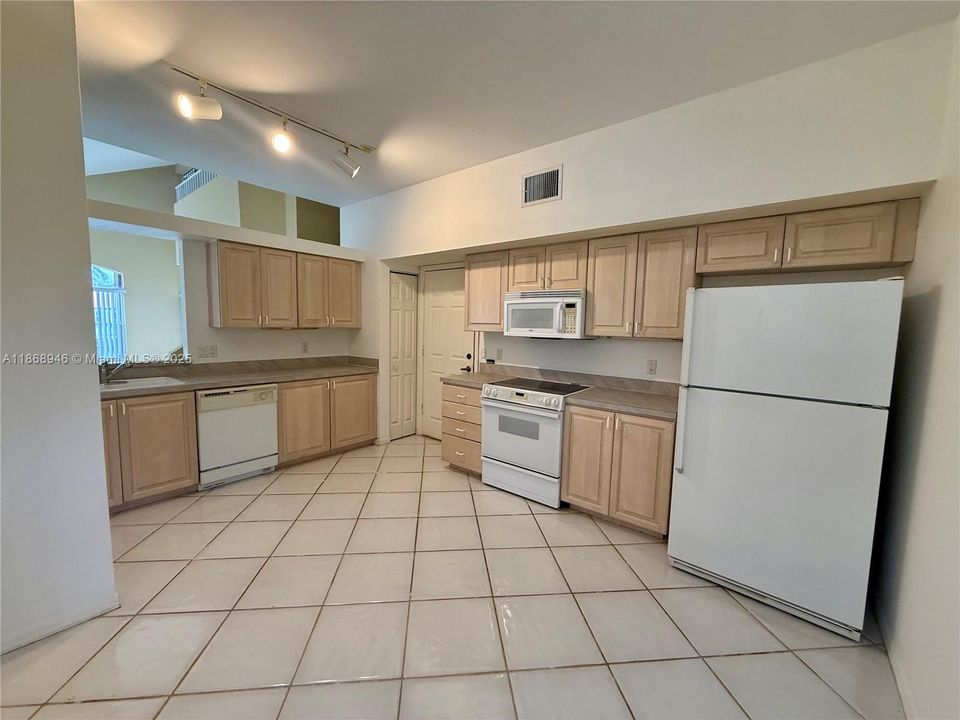 合同活跃: $489,000 (4 贝兹, 2 浴室, 1890 平方英尺)