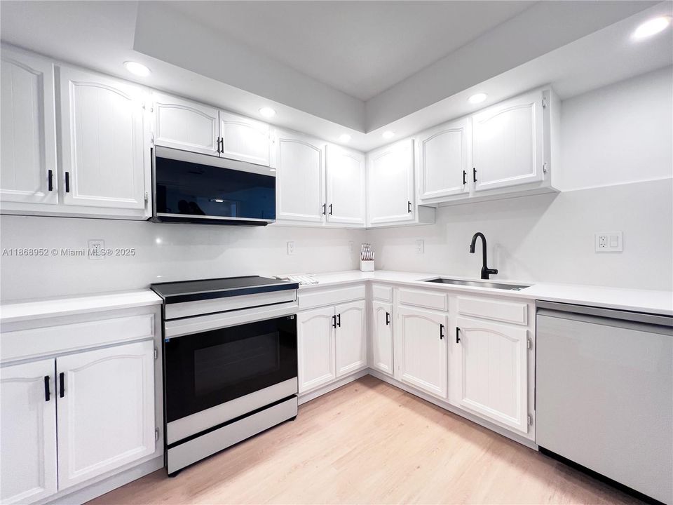 Active With Contract: $5,800 (2 beds, 2 baths, 1400 Square Feet)