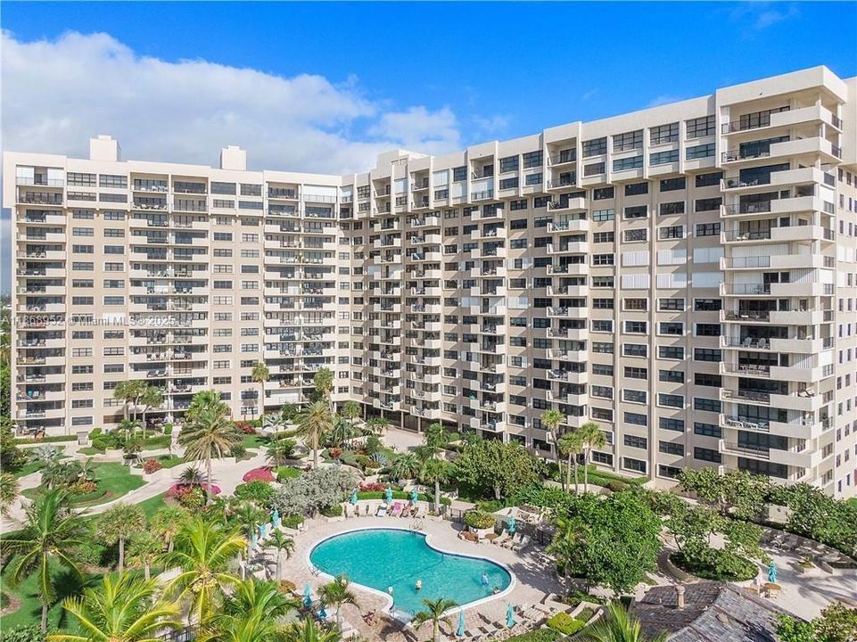 Active With Contract: $5,800 (2 beds, 2 baths, 1400 Square Feet)