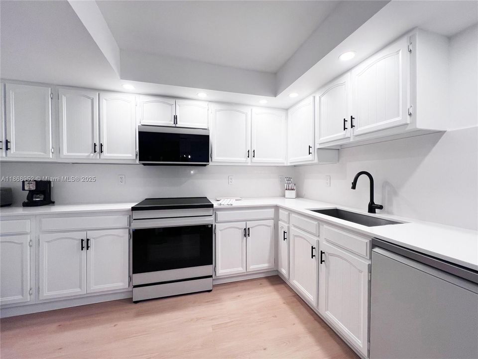 Active With Contract: $5,800 (2 beds, 2 baths, 1400 Square Feet)