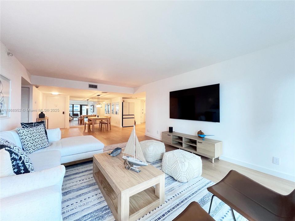 Active With Contract: $5,800 (2 beds, 2 baths, 1400 Square Feet)