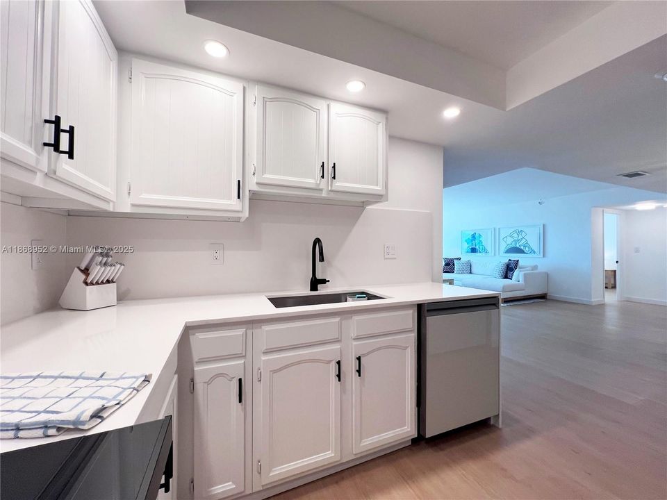 Active With Contract: $5,800 (2 beds, 2 baths, 1400 Square Feet)
