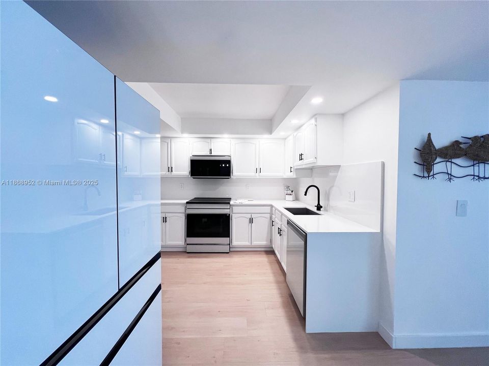 Active With Contract: $5,800 (2 beds, 2 baths, 1400 Square Feet)