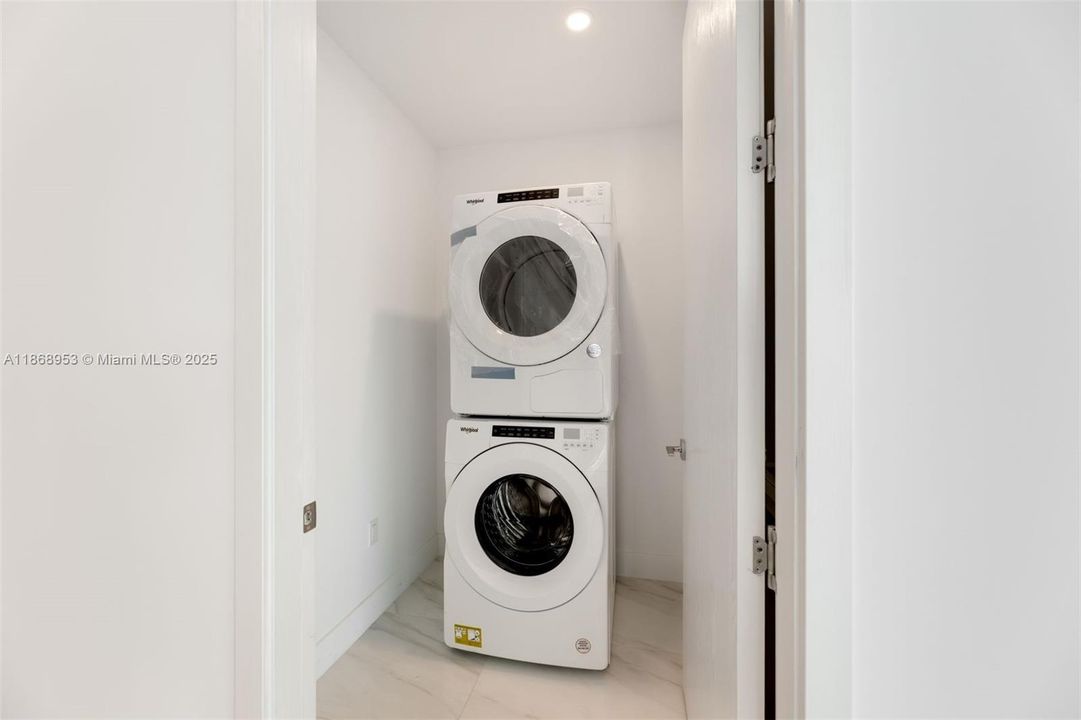 For Sale: $1,685,000 (2 beds, 2 baths, 1675 Square Feet)