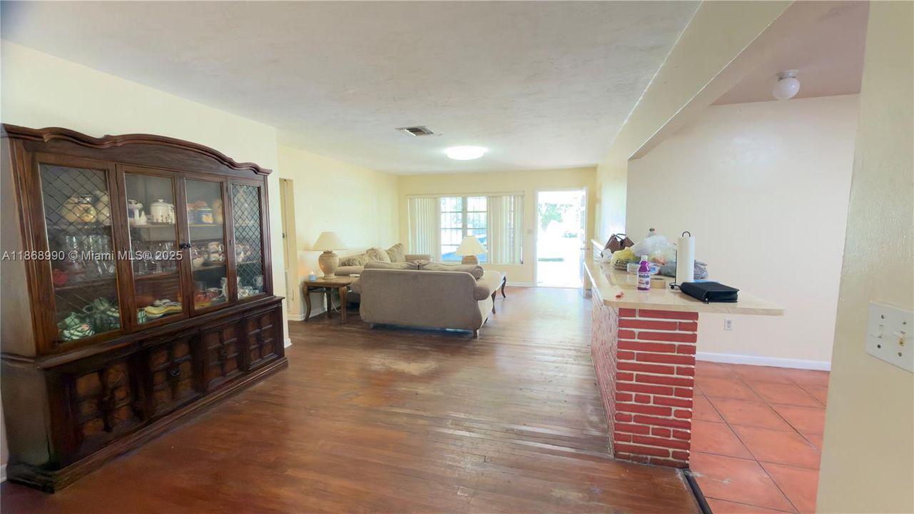 For Sale: $319,000 (3 beds, 2 baths, 1294 Square Feet)