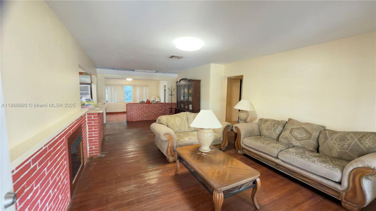 For Sale: $319,000 (3 beds, 2 baths, 1294 Square Feet)
