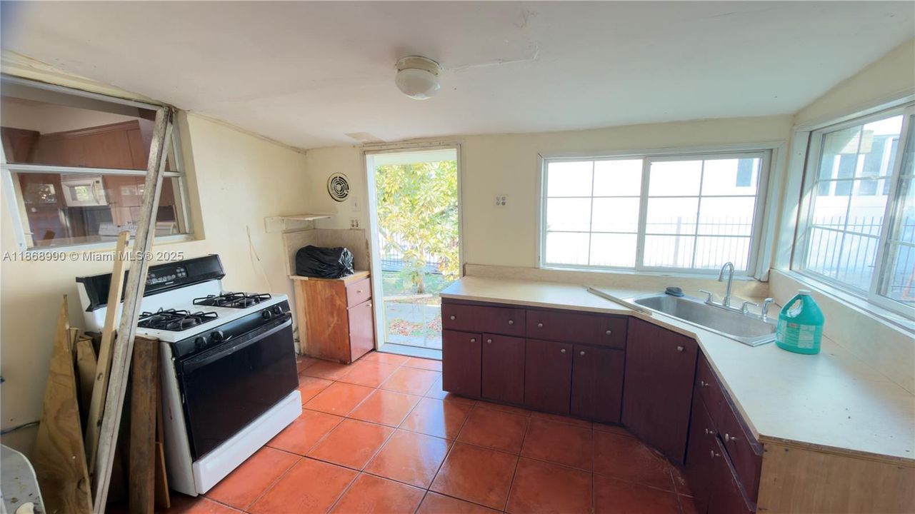 For Sale: $319,000 (3 beds, 2 baths, 1294 Square Feet)