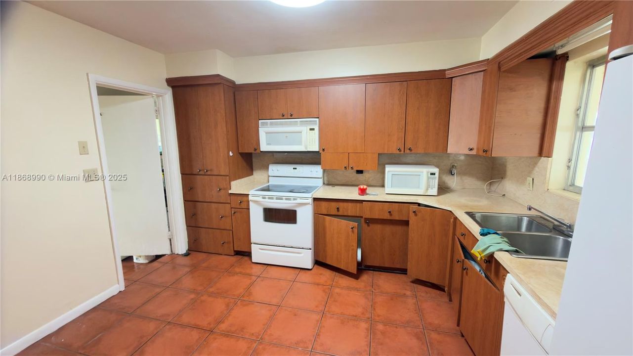 For Sale: $319,000 (3 beds, 2 baths, 1294 Square Feet)