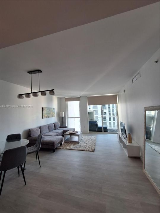 For Sale: $390,000 (1 beds, 1 baths, 806 Square Feet)