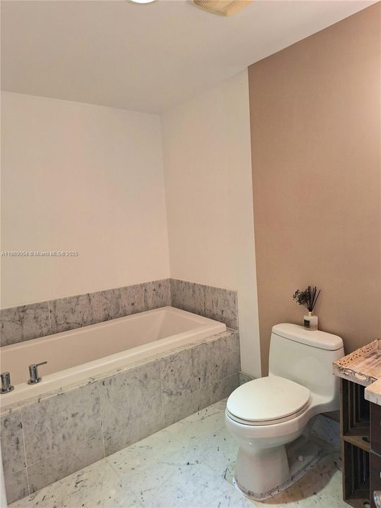 Soaking tub