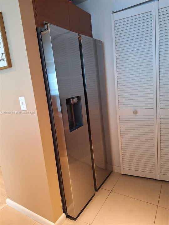 For Sale: $390,000 (1 beds, 1 baths, 806 Square Feet)