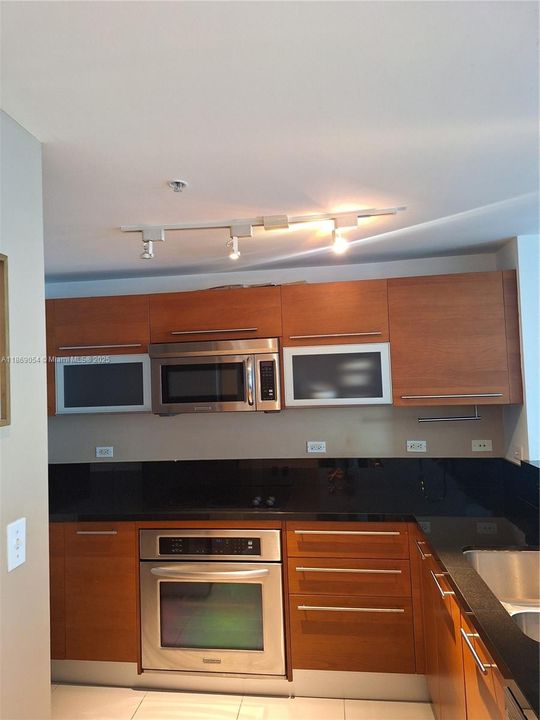 For Sale: $390,000 (1 beds, 1 baths, 806 Square Feet)