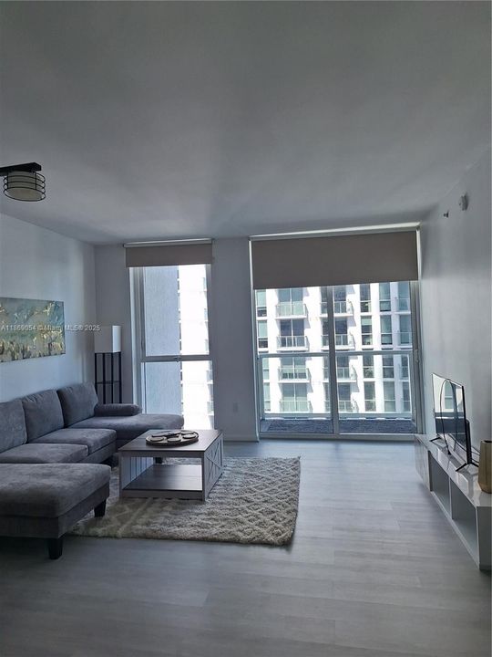 For Sale: $390,000 (1 beds, 1 baths, 806 Square Feet)