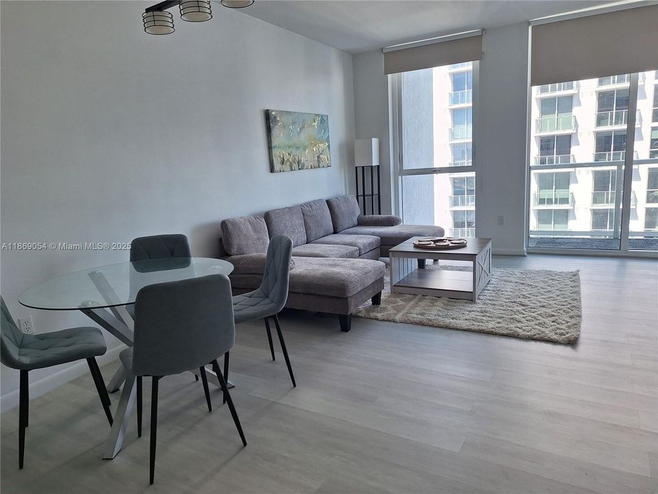 For Sale: $390,000 (1 beds, 1 baths, 806 Square Feet)