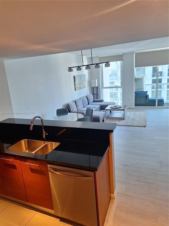 For Sale: $390,000 (1 beds, 1 baths, 806 Square Feet)