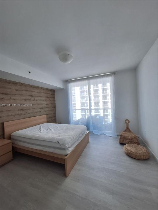 For Sale: $390,000 (1 beds, 1 baths, 806 Square Feet)