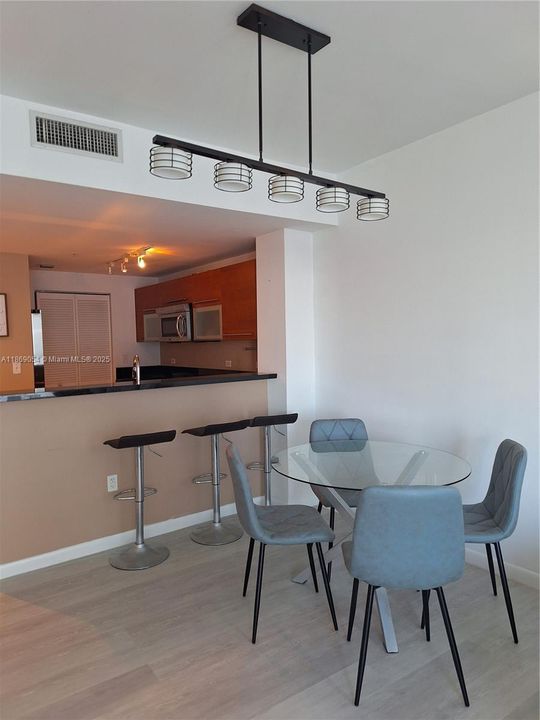 For Sale: $390,000 (1 beds, 1 baths, 806 Square Feet)