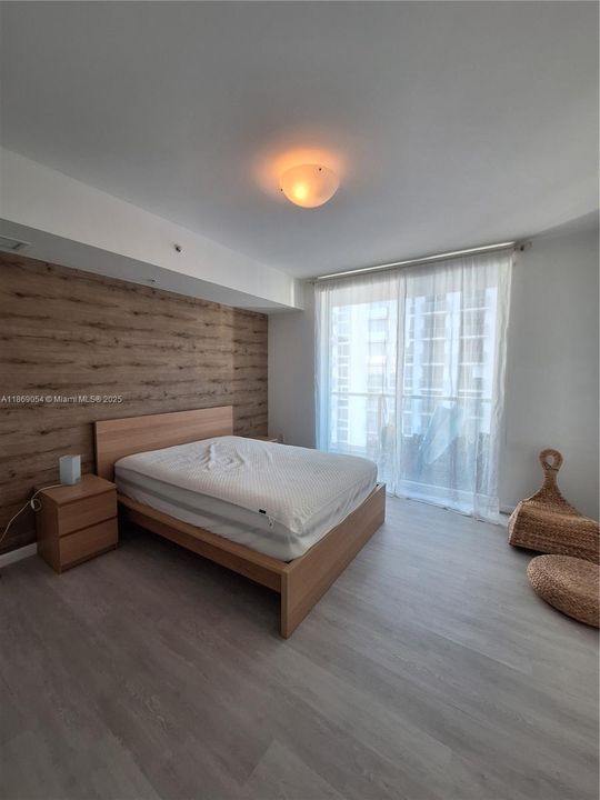 For Sale: $390,000 (1 beds, 1 baths, 806 Square Feet)