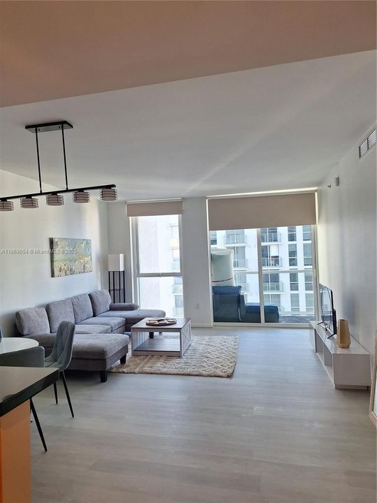 For Sale: $390,000 (1 beds, 1 baths, 806 Square Feet)
