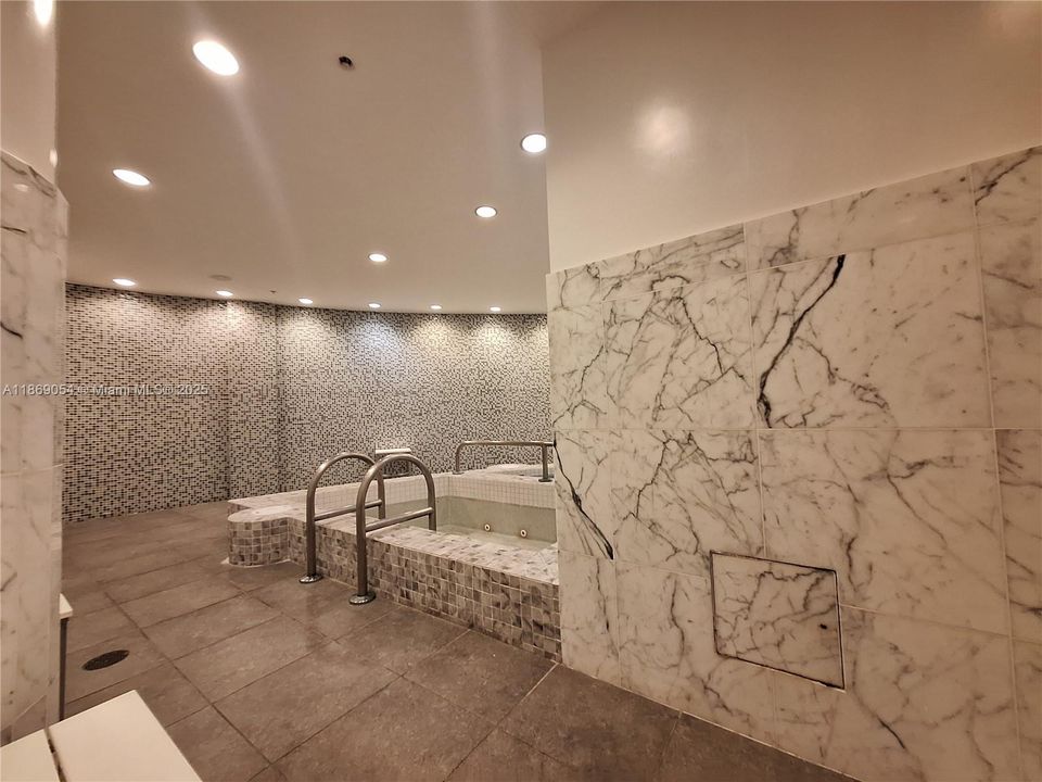 For Sale: $390,000 (1 beds, 1 baths, 806 Square Feet)