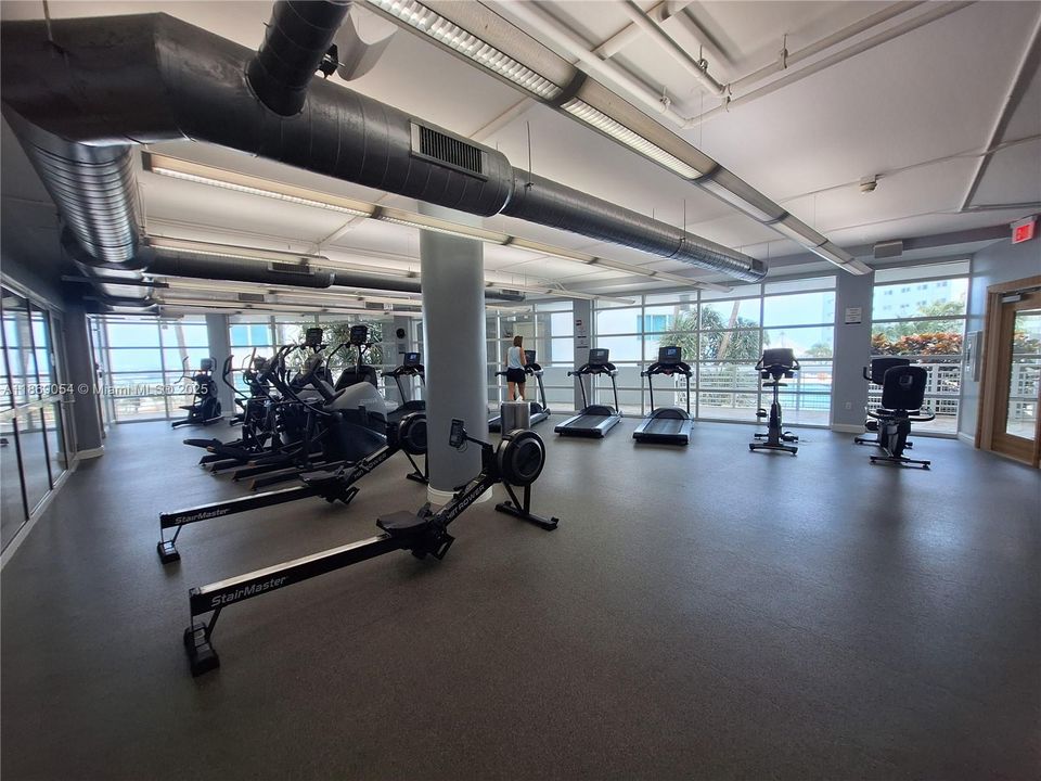For Sale: $390,000 (1 beds, 1 baths, 806 Square Feet)