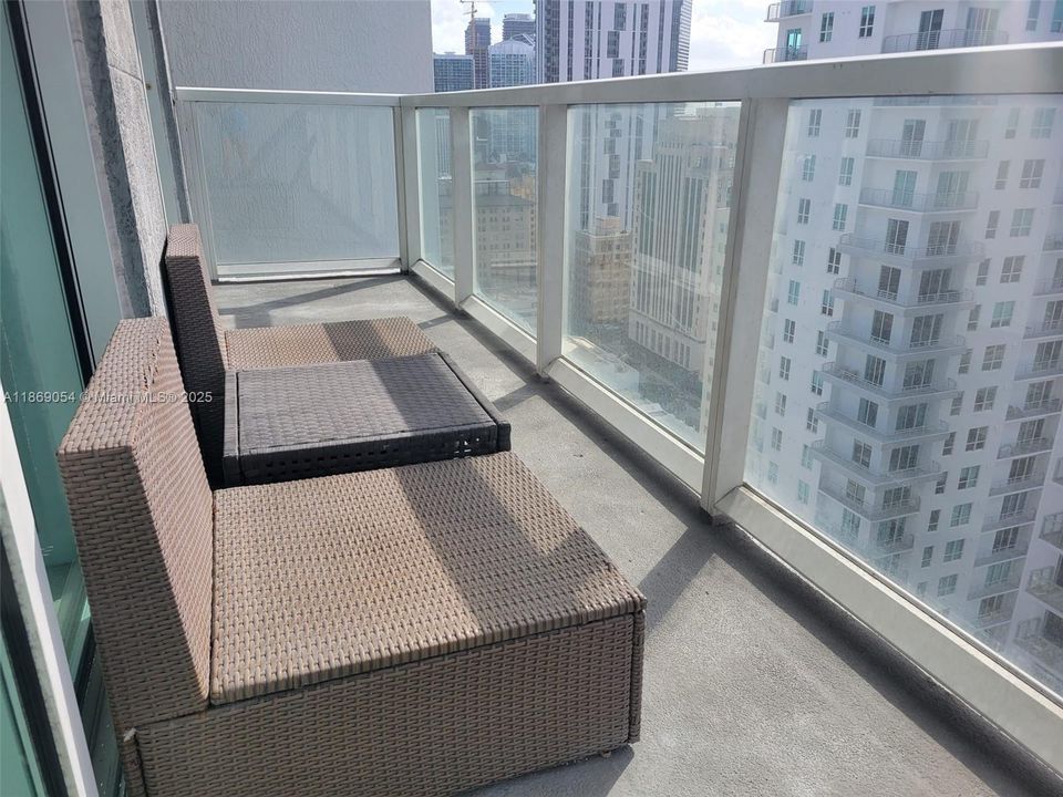 For Sale: $390,000 (1 beds, 1 baths, 806 Square Feet)