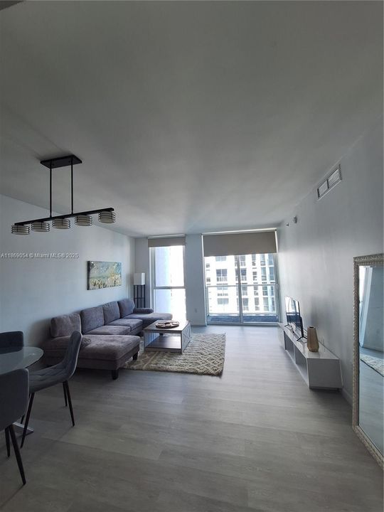 For Sale: $390,000 (1 beds, 1 baths, 806 Square Feet)