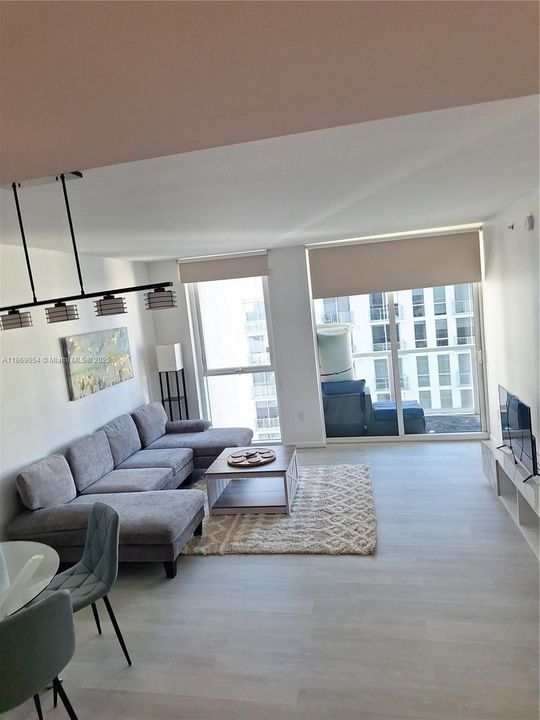 For Sale: $390,000 (1 beds, 1 baths, 806 Square Feet)