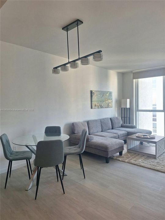 For Sale: $390,000 (1 beds, 1 baths, 806 Square Feet)