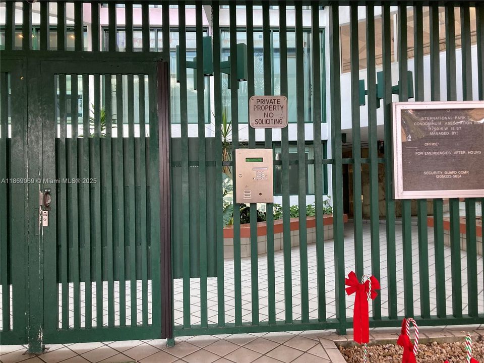 Active With Contract: $220,000 (2 beds, 2 baths, 898 Square Feet)