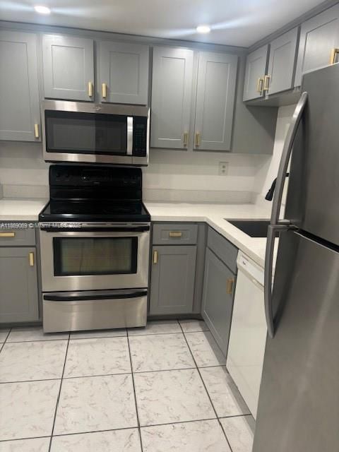 Active With Contract: $220,000 (2 beds, 2 baths, 898 Square Feet)