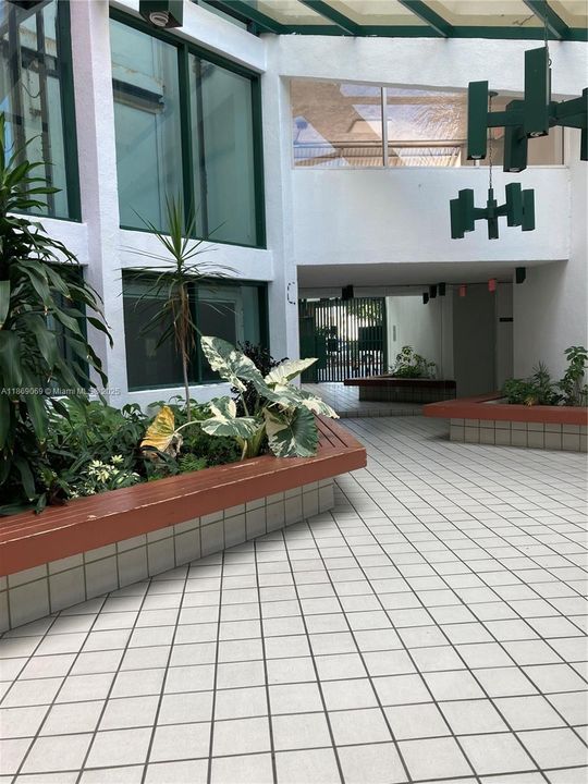 Active With Contract: $220,000 (2 beds, 2 baths, 898 Square Feet)