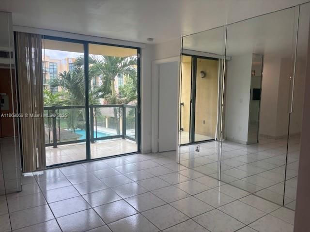 Active With Contract: $220,000 (2 beds, 2 baths, 898 Square Feet)