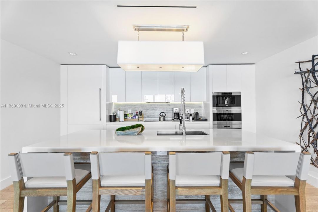 На продажу: $6,799,000 (3 спален, 3 ванн, 2203 Квадратных фут)