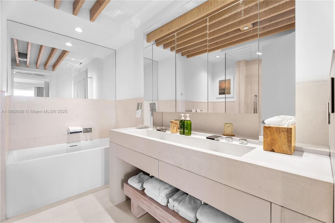 На продажу: $6,799,000 (3 спален, 3 ванн, 2203 Квадратных фут)