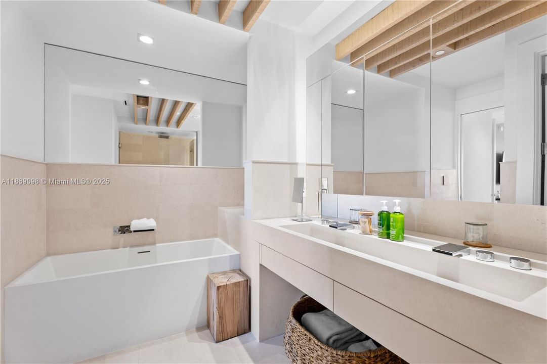 На продажу: $6,799,000 (3 спален, 3 ванн, 2203 Квадратных фут)