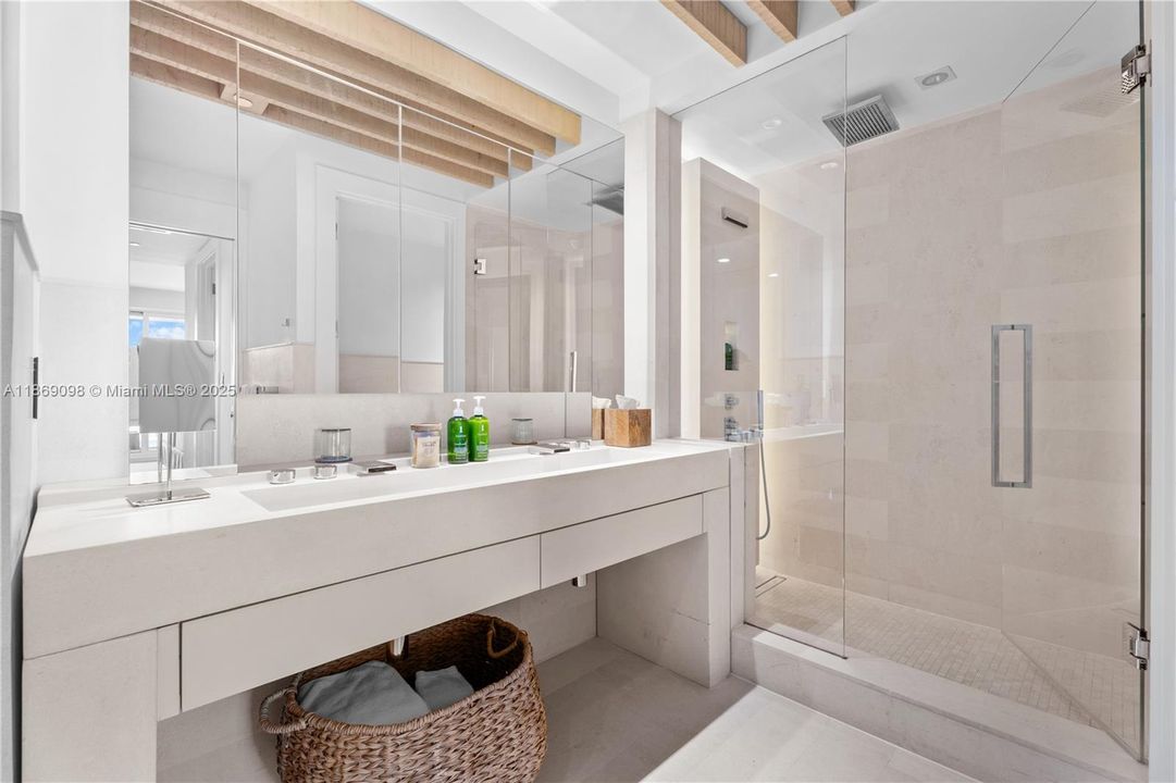 На продажу: $6,799,000 (3 спален, 3 ванн, 2203 Квадратных фут)