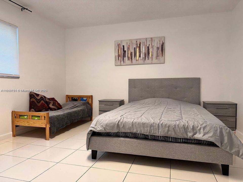 待售: $159,500 (1 贝兹, 1 浴室, 847 平方英尺)