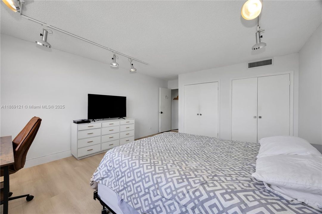 Active With Contract: $3,850 (3 beds, 3 baths, 2320 Square Feet)