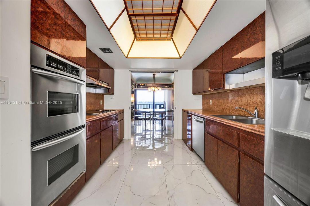 Active With Contract: $3,850 (3 beds, 3 baths, 2320 Square Feet)