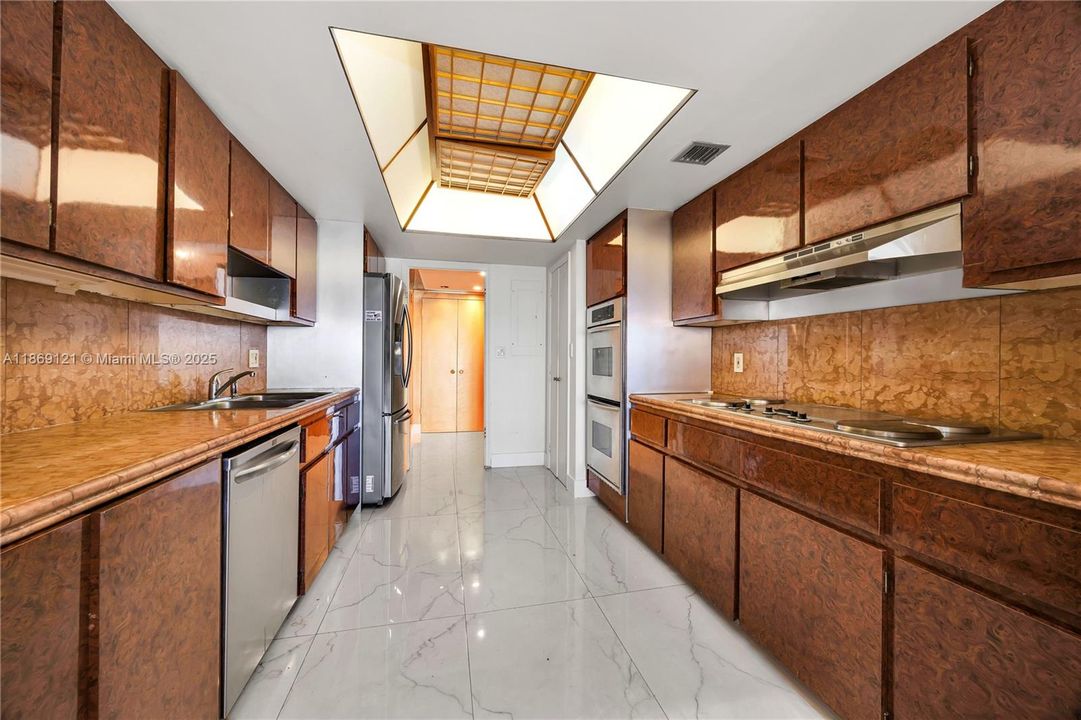 Active With Contract: $3,850 (3 beds, 3 baths, 2320 Square Feet)