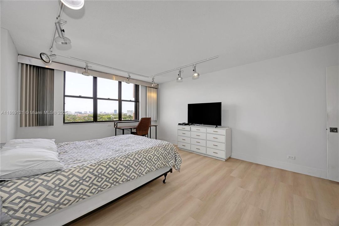 Active With Contract: $3,850 (3 beds, 3 baths, 2320 Square Feet)