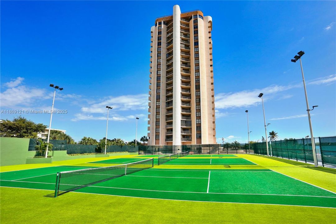 Active With Contract: $3,850 (3 beds, 3 baths, 2320 Square Feet)