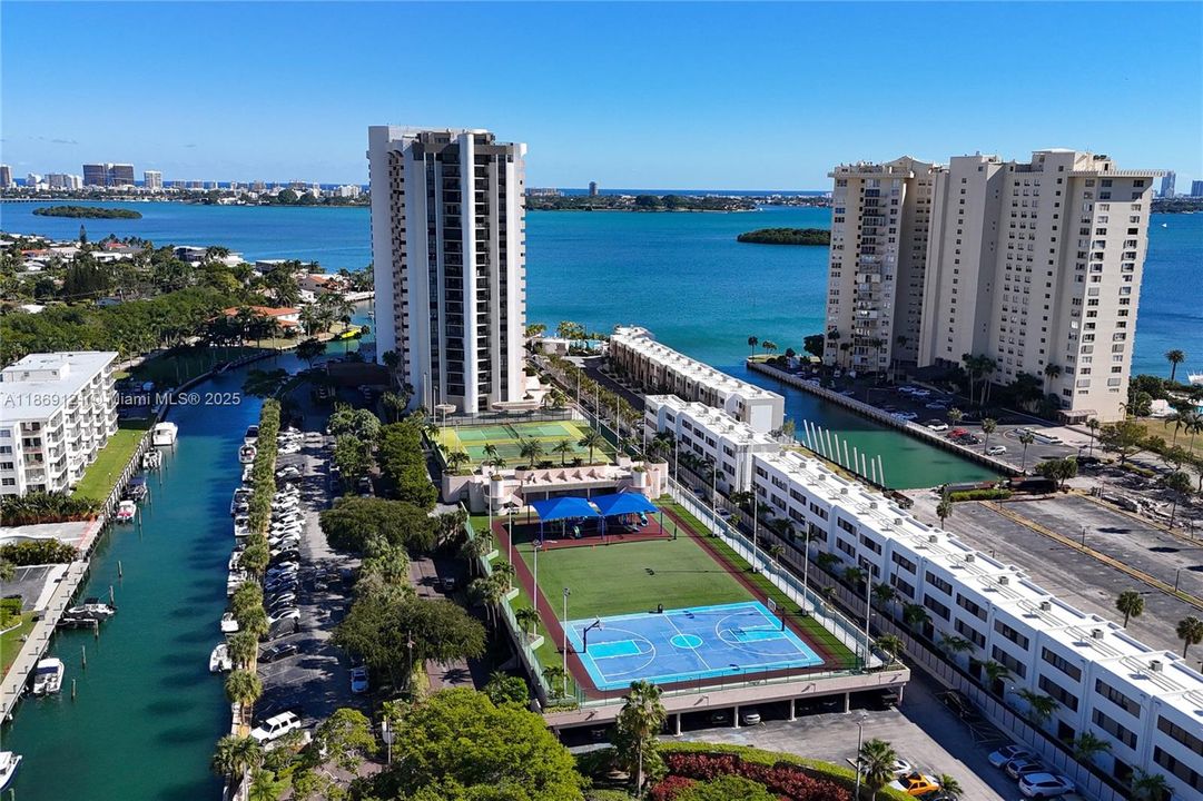 Active With Contract: $3,850 (3 beds, 3 baths, 2320 Square Feet)