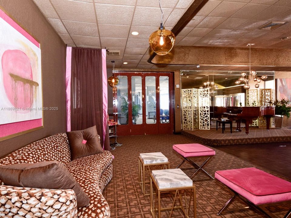 Active With Contract: $3,850 (3 beds, 3 baths, 2320 Square Feet)