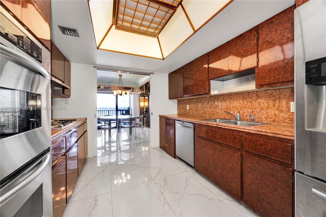 Active With Contract: $3,850 (3 beds, 3 baths, 2320 Square Feet)