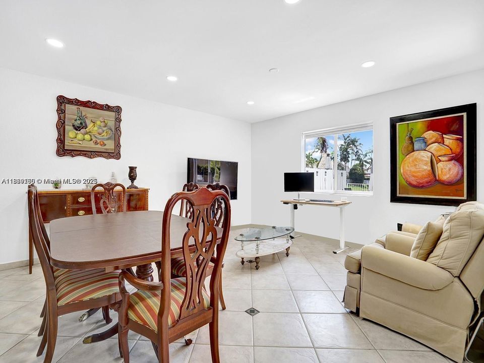 合同活跃: $5,500 (4 贝兹, 4 浴室, 2923 平方英尺)