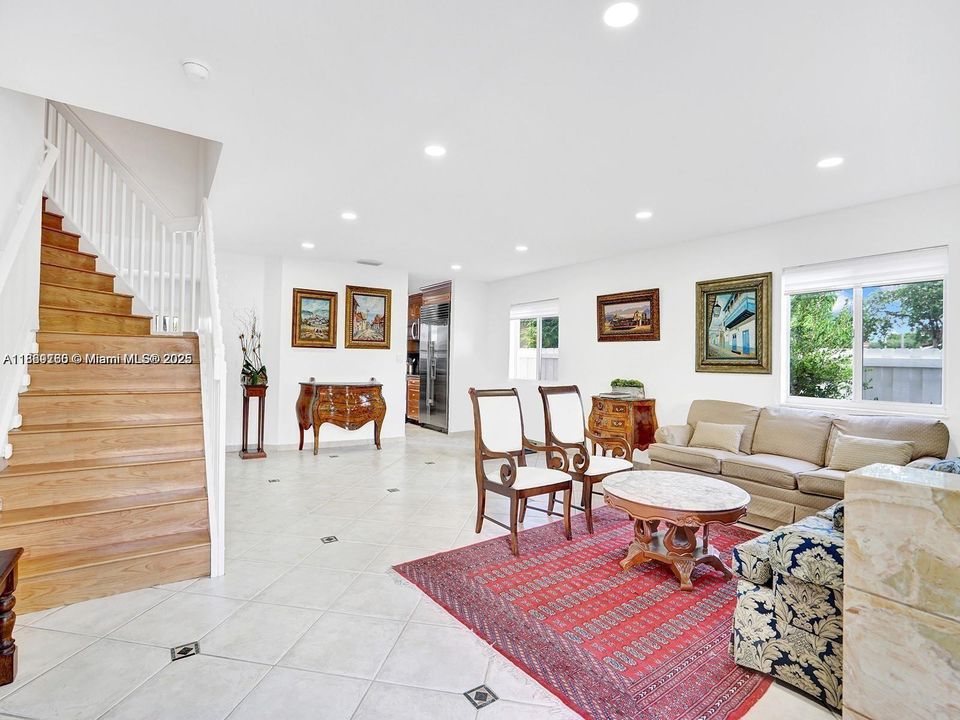 合同活跃: $5,500 (4 贝兹, 4 浴室, 2923 平方英尺)